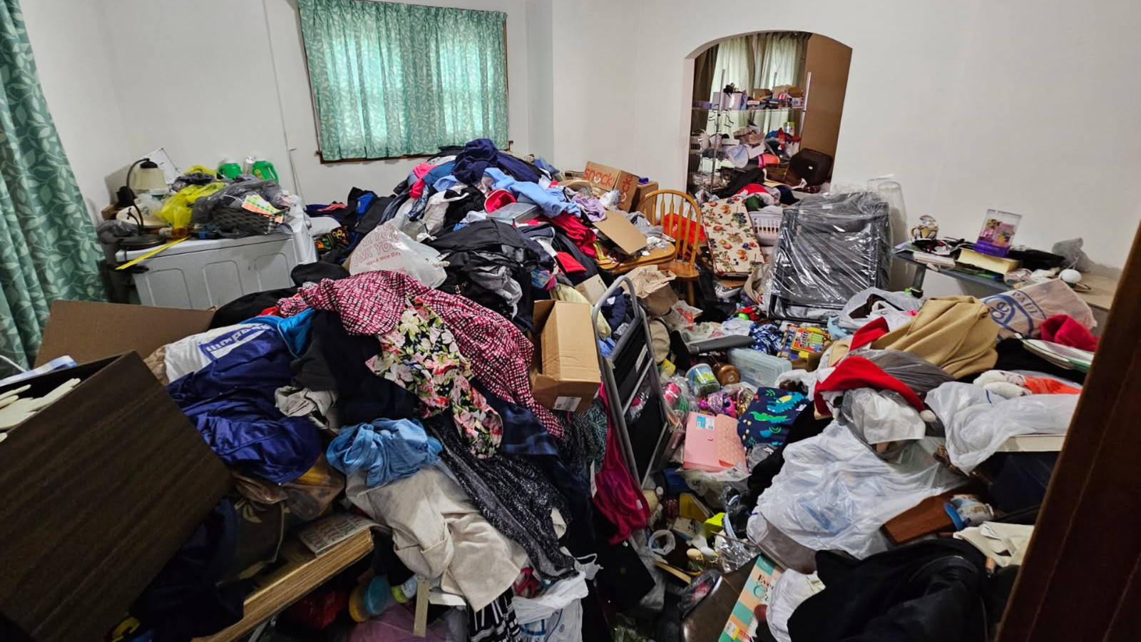 Hoarder clean out Columbus, Ohio living room full of junk